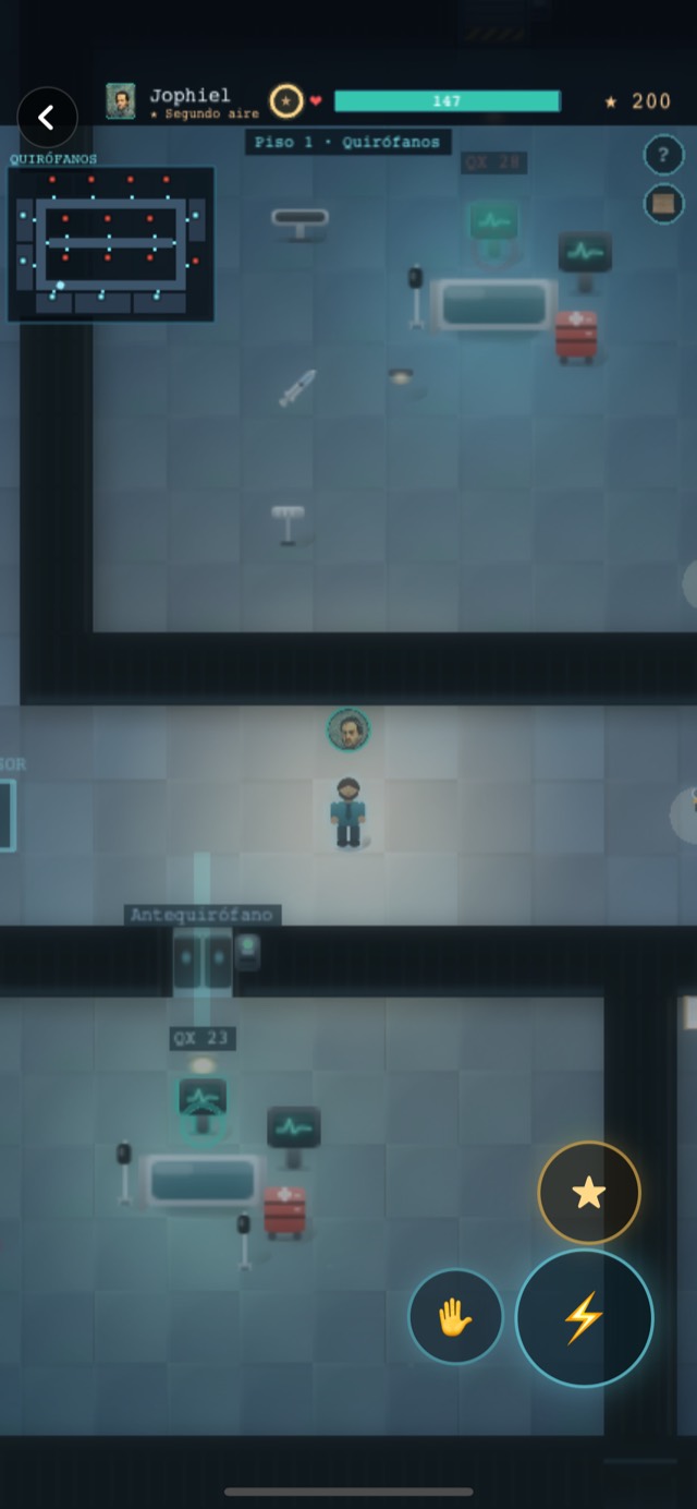 La campaña 2D en iPhone: vista cenital de un pasillo de quirófanos con camillas, monitores y carros de parada, el personaje en el antequirófano y un minimapa de la planta.